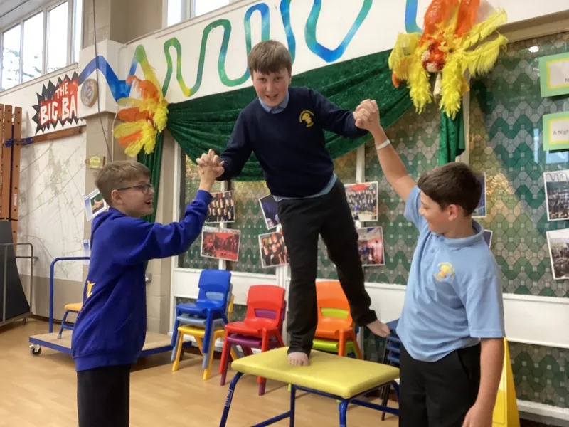 Gymnastics lesson exploring twisted shapes and balances with different points - image 6 Gymnastics lesson exploring twisted shapes and balances with different points - image 6