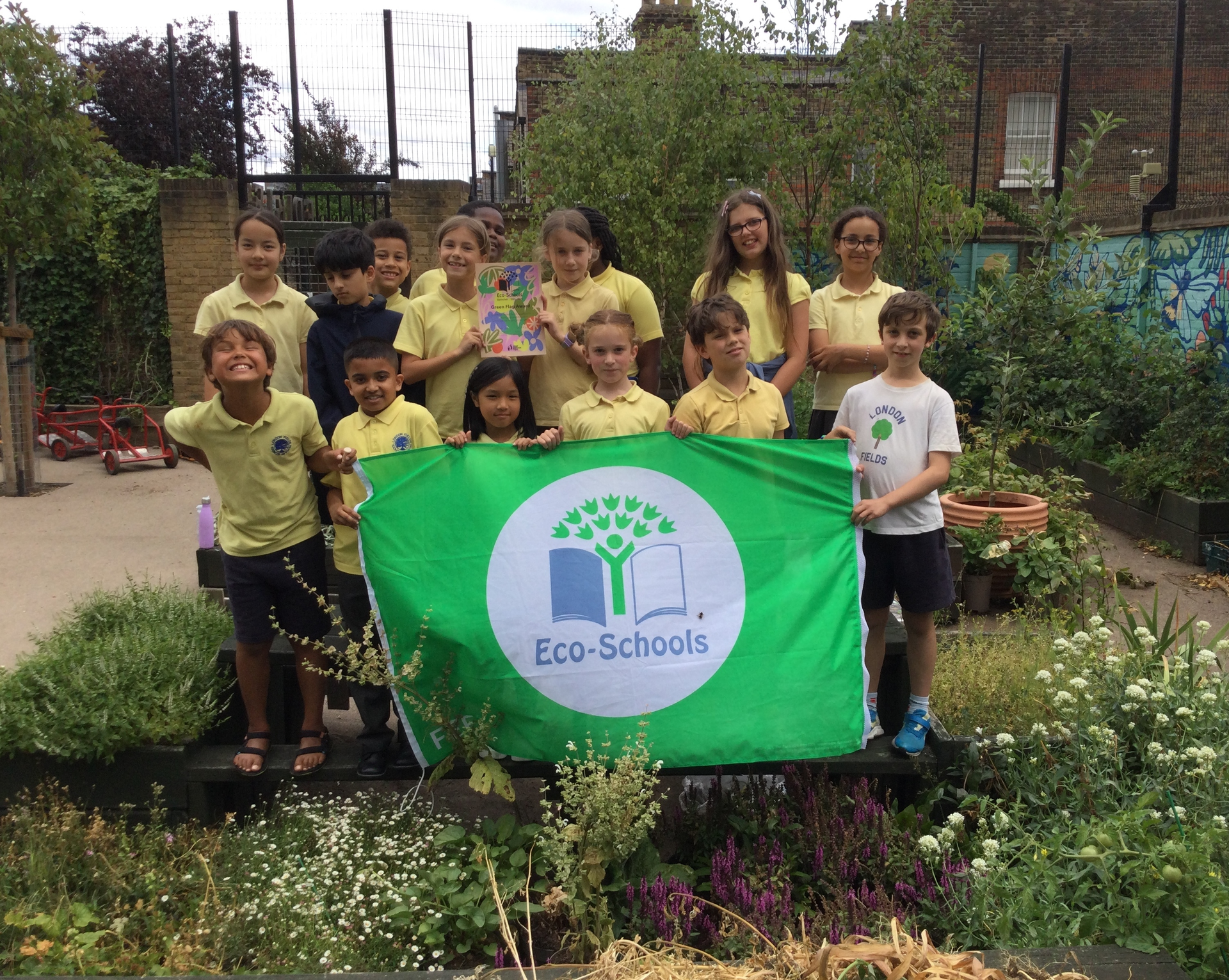London Fields achieved the Green Flag Award, with Distinction!