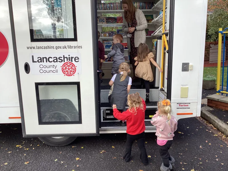libary bus 25 - image 2
