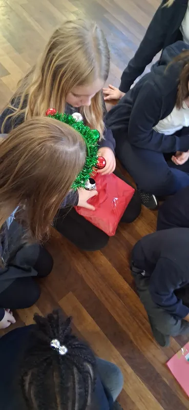 Y6 Christmas - image 9