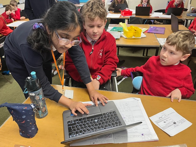 The Digital Leaders support younger children with the login process -so everyone can get online quickly and focus on what really matters: learning.