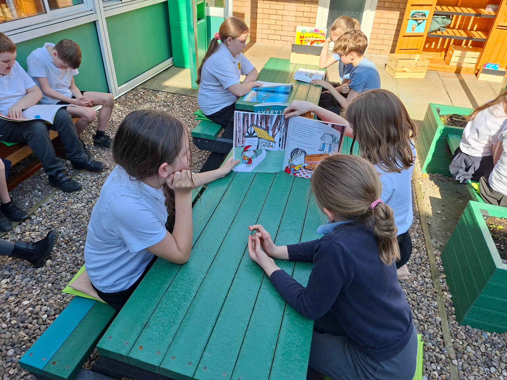 Sun's out, books out! 📚