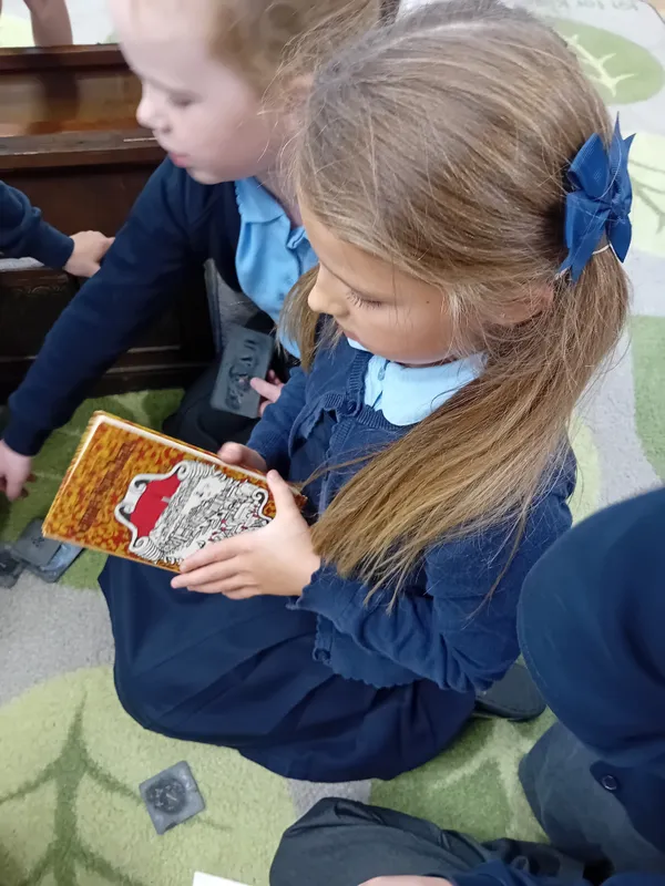Robins looking at artefacts in History - image 4 Robins looking at artefacts in History - image 4