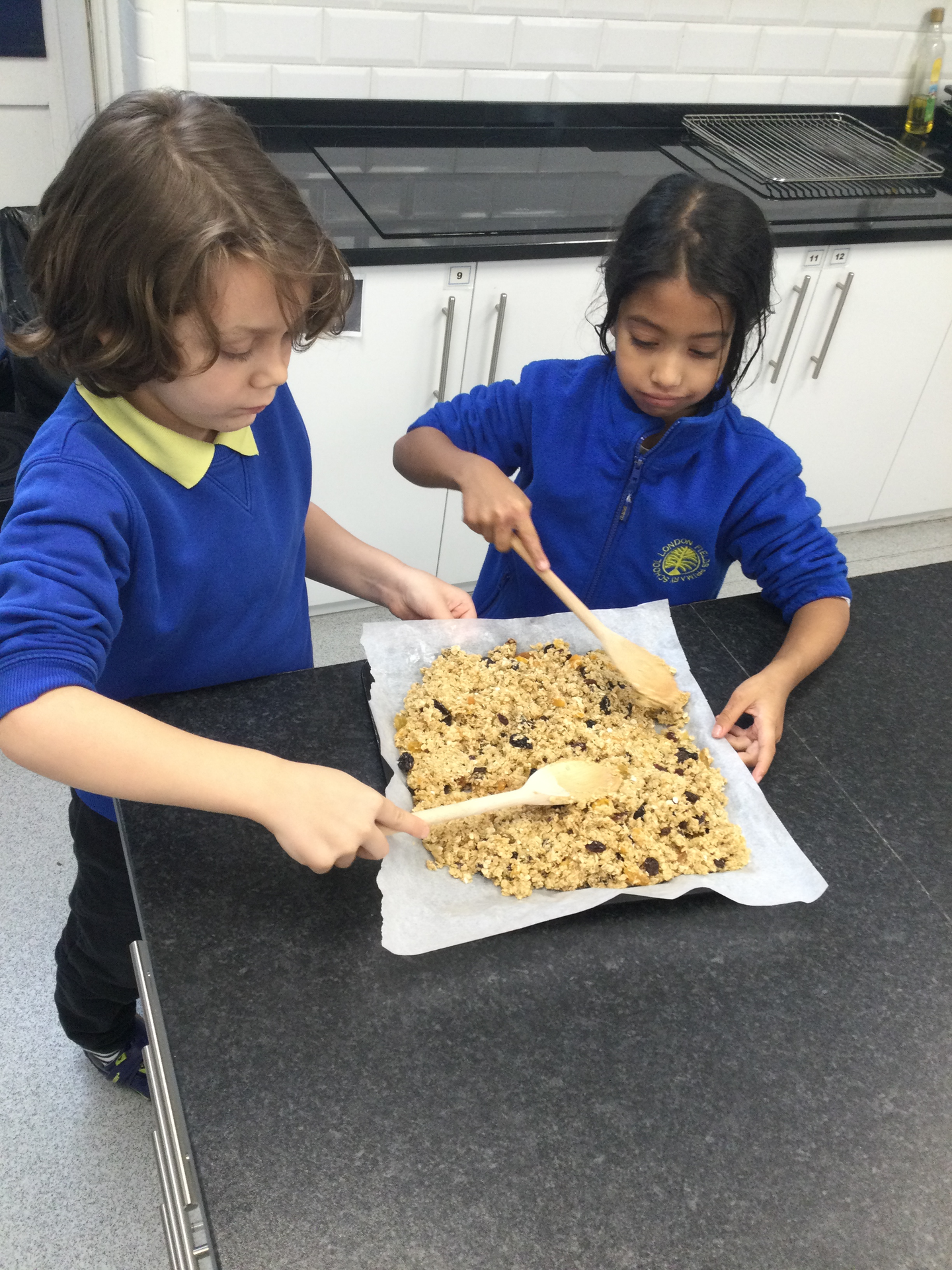 Year 2 make vegan fruity flapjacks!