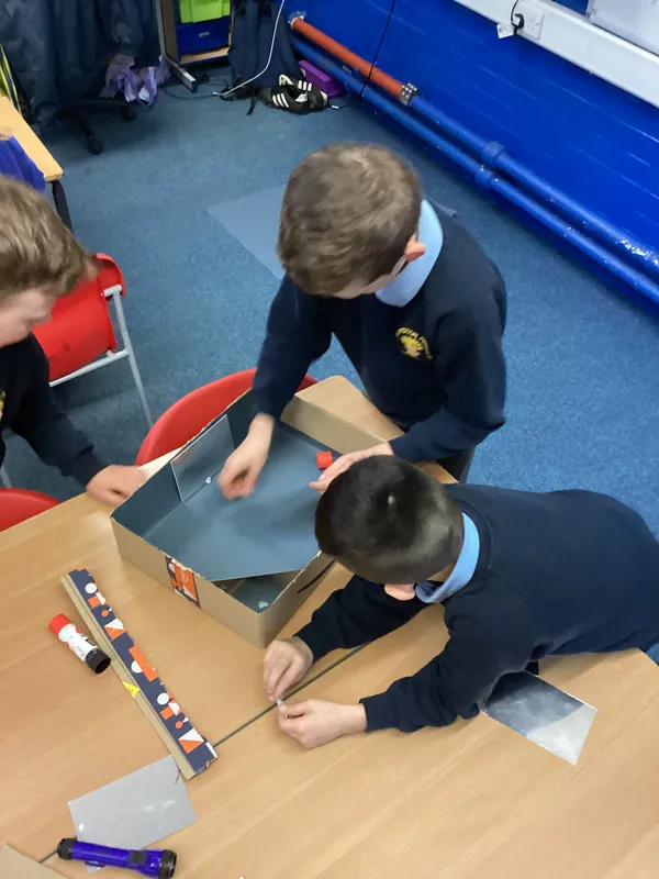 Ospreys were challenged to make a torch light shine into a box and come back out of the same side in a different place using mirrors - image 10 Ospreys were challenged to make a torch light shine into a box and come back out of the same side in a different place using mirrors - image 10