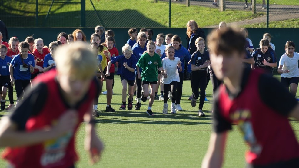 32 PRIMARY SCHOOLS ENJOY THE SUNSHINE AT RICHMOND SCHOOL CROSS COUNTRY EVENT 